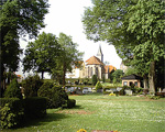 Blick vom Friedhof aus auf die Kapelle